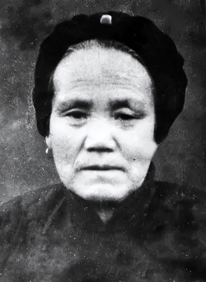 就这样,邓玉芬怀着对日寇的仇恨毅然回到猪头岭,拿起丈夫留下的镐头