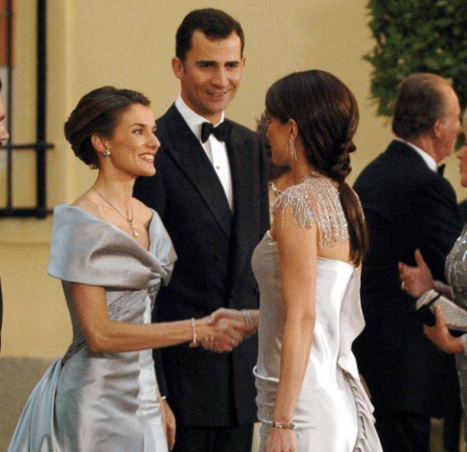 51岁约旦王后:和莱蒂齐亚同框像双生姐妹,大度接纳逃婚的小姑子