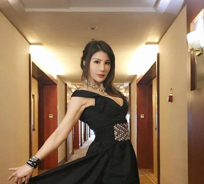 16岁已是"人间尤物",被仨渣男折磨,与闺蜜暧昧,现55岁仍单身_杨丽菁