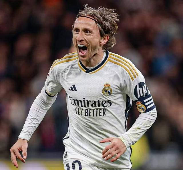 在欧冠半决赛中,皇马对阵拜仁,莫德里奇成功淘汰了热刺的师弟凯恩,第