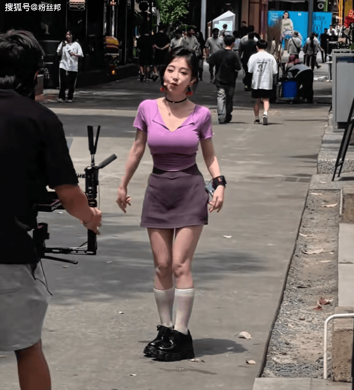 冯提莫身材变得"有料",网友晒出早期照片对比,小身