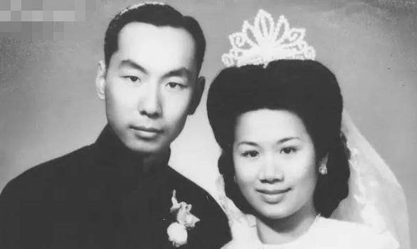 他的风流倜傥自然引得大量女子的倾慕,自愿做胡兰成的小三,情人或是小