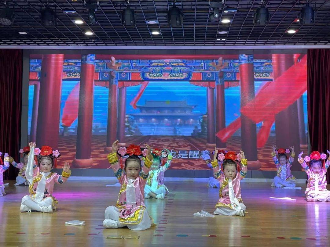 小五班《有一个姑娘》大四班《一年级》小三班《龙的传人》大六班