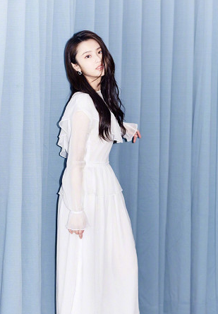 小皮裙想凹出清纯风?张慧雯的穿衣都是火辣与清纯并存