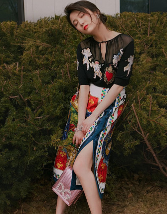 小皮裙想凹出清纯风?张慧雯的穿衣都是火辣与清纯并存