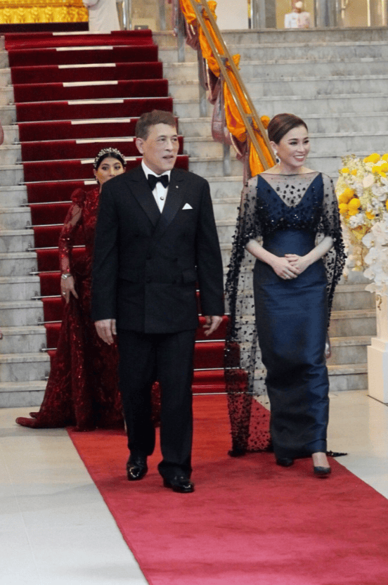 泰国王后苏提达,穿时装裙出席轮船涂油仪式,站红毯上展示东方美