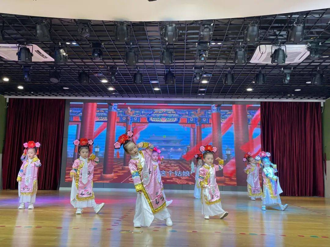 小五班《有一个姑娘》大四班《一年级》小三班《龙的传人》大六班