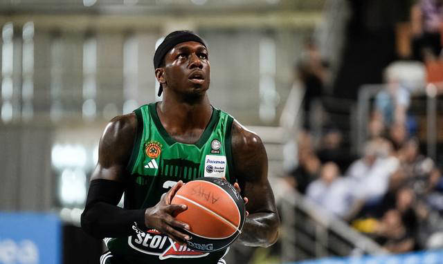 前湖人球员纳恩在欧洲展现出色表现,成为帕纳辛纳科斯队中的领军人物