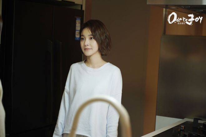 除了两位主演外,《潜渊》还汇聚了菅纫姿和艾晓琪这两位谍战剧常客.