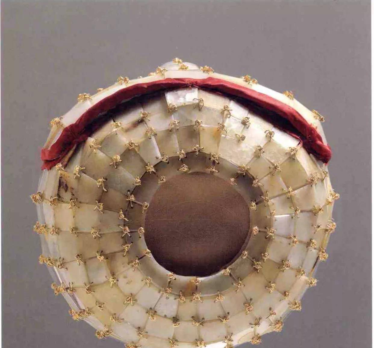 汉代王侯贵族的殓服金缕玉衣是怎么穿到身上的?是死前穿还是死后穿?