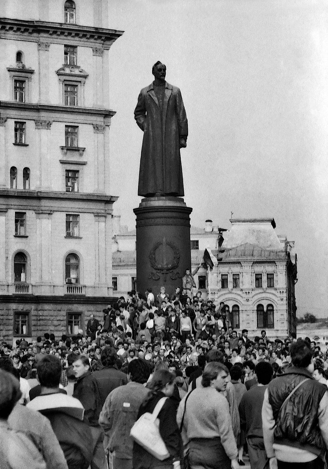 1926年7月,捷尔任斯基逝世后,苏联国家政治保卫局落到了维亚切斯拉夫