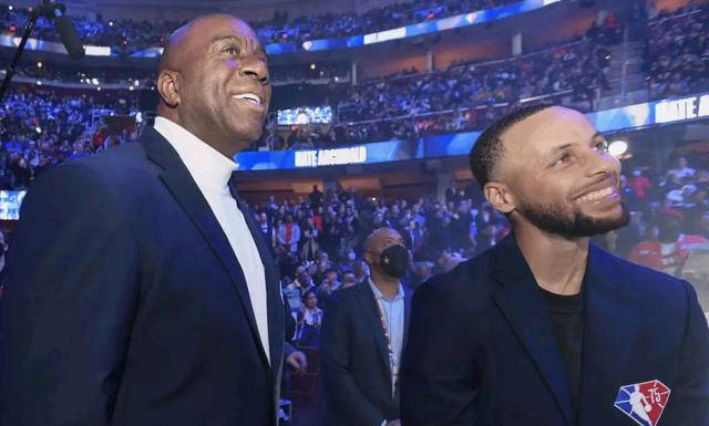 然而,约翰逊在对库里的祝贺中透露了一句"昨晚和你妈妈玩得十分开心"