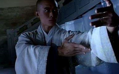 虚竹作为逍遥派的掌门,不仅掌握了逍遥本派的小无相功,天山折梅手