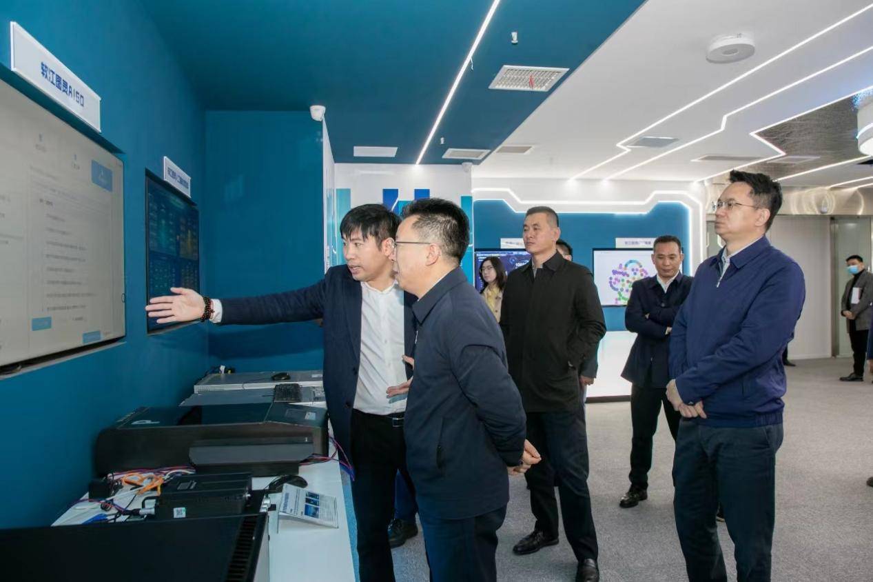 陶世祥区长到软江图灵调研新质生产力