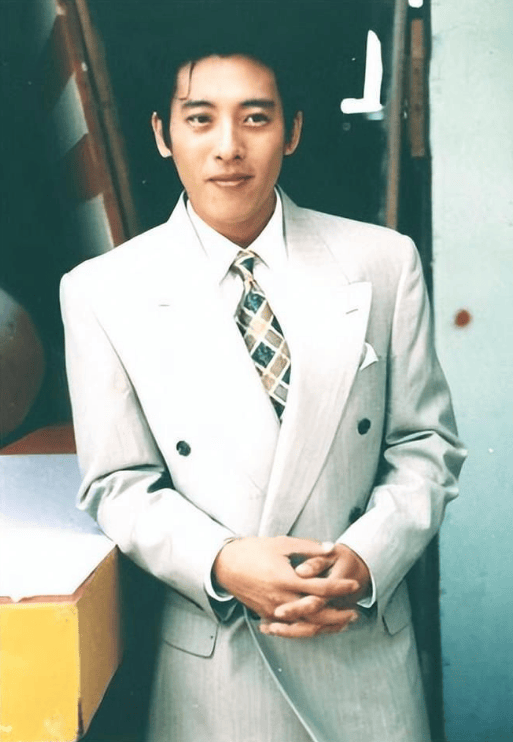 被誉为"最帅令狐冲",42岁娶相恋14年的女友,今58岁竟活成这样_吕颂贤