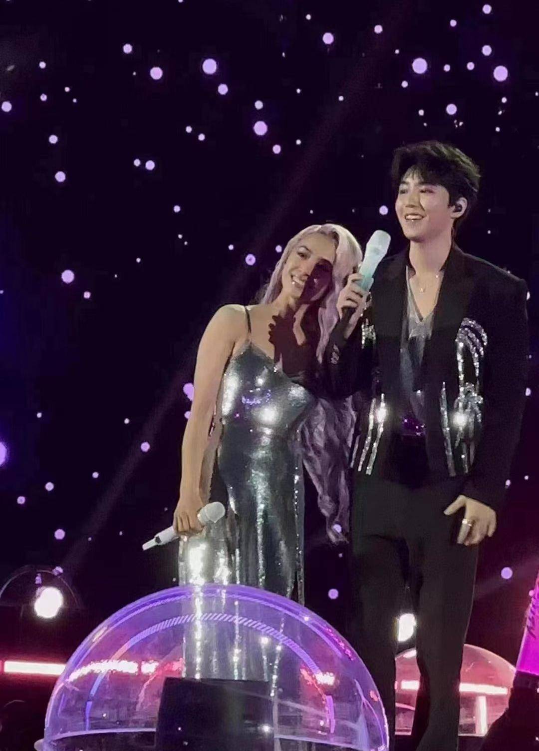 蔡依林王俊凯时隔五年合唱《心引力》,手牵手晃呀晃,太可爱啦