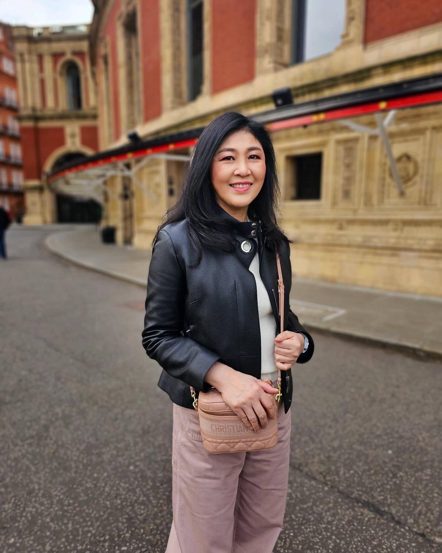 56岁英拉和侄女一家逛超市!还跪在地上哄小孩,还是这么嫩这么美