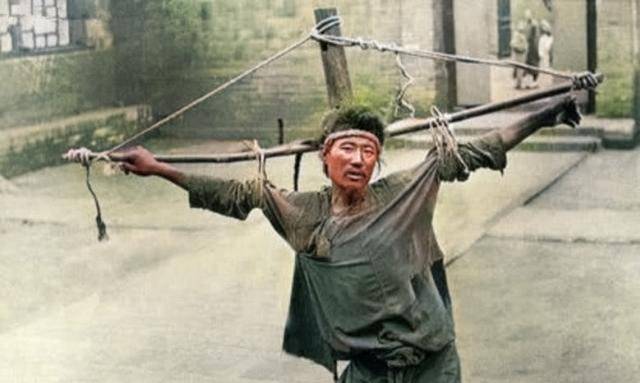 上图刑罚叫作跪铁链,这位男子上半身呈扭曲状在承受刑罚,这样下去