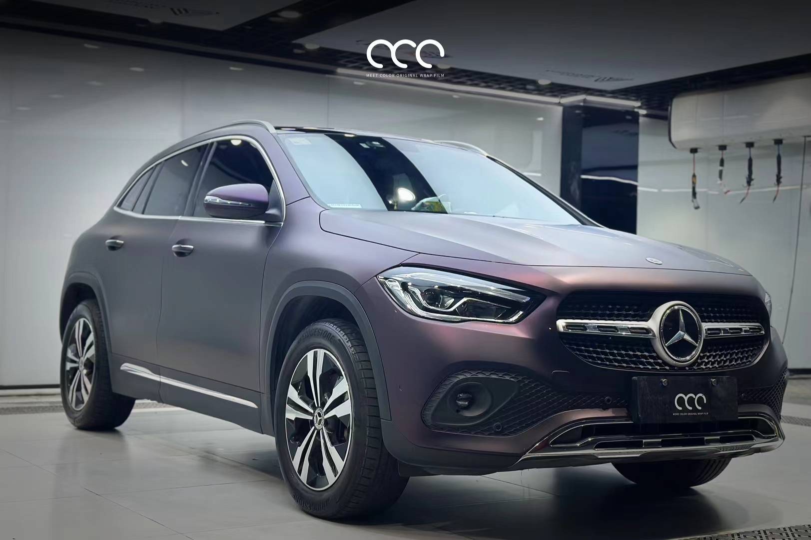 奔驰gla漫彩超亚金属黑紫改色膜,天生自带神秘感