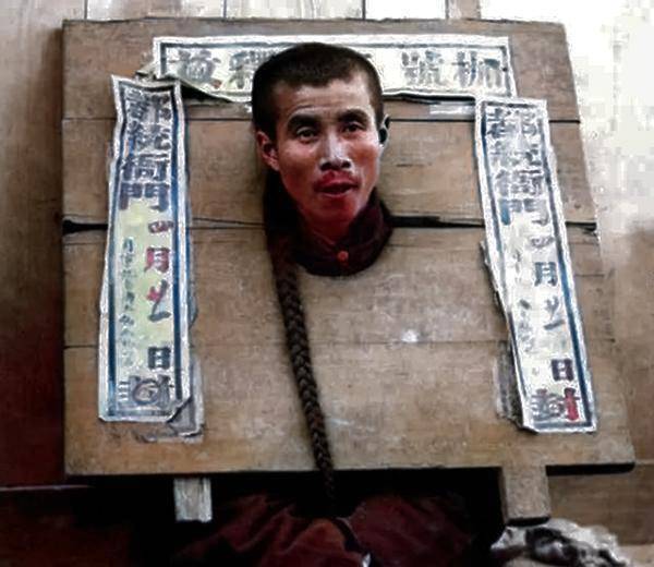 百年前刑场是何模样?赴刑场匪首面露笑容,浸猪笼的女子充满绝望