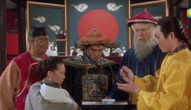 周星驰有部电影叫《九品芝麻官》,包龙星为了让常威认罪,最后就是用