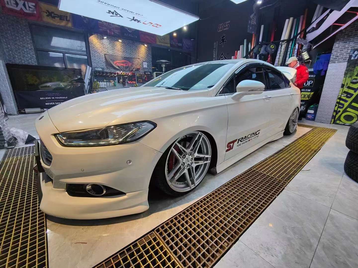 白色福克斯改装airbft气动避震姿态风格