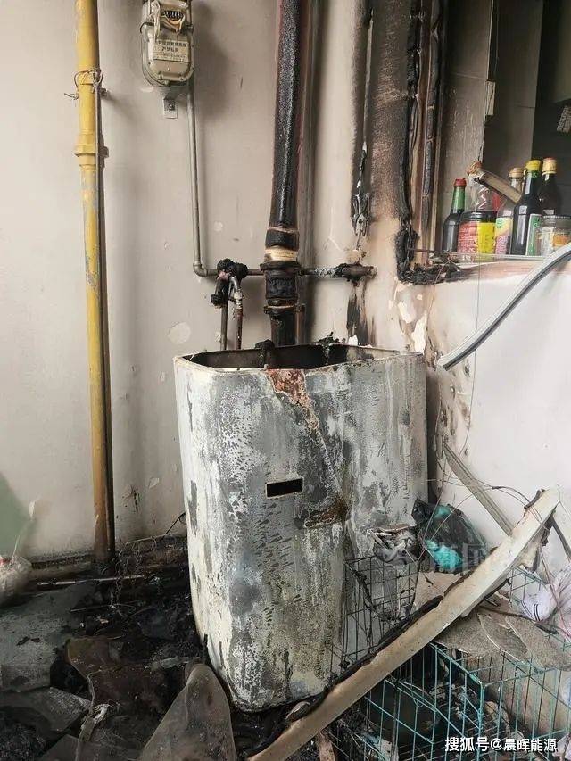 经现场勘查和当事人陈述,初步确定火灾因家庭卧室插线板着火引发.