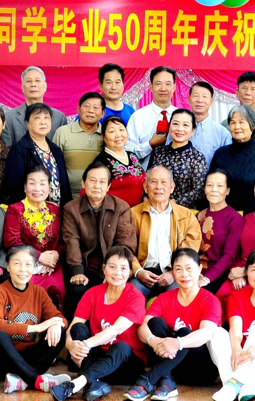 他当时是主要的几名任教老师之一:他上图音和数学,蒙家嵩(校领导)和