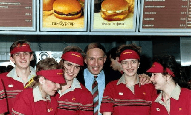 红旗下的金拱门:1990年麦当劳登陆莫斯科的台前幕后
