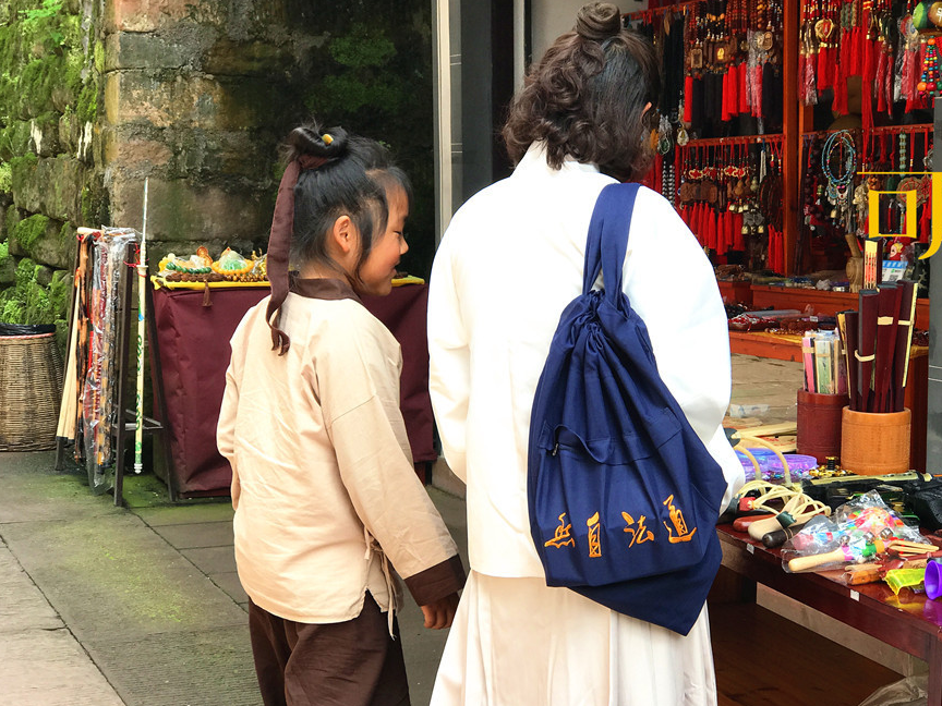 徽州之旅:齐云山月华天街春茶采摘,晒的笋干和咸肉让人流口水