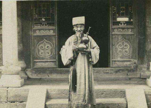 清朝老照片:图三的道士仙风道骨,图五是正在被杖责的家丁