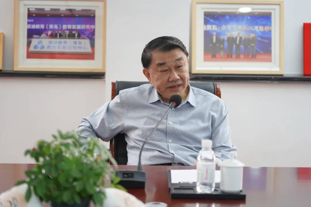 原总后勤部副政委,纪委书记刘晓榕中将一行莅临青岛启迪中学考察指导