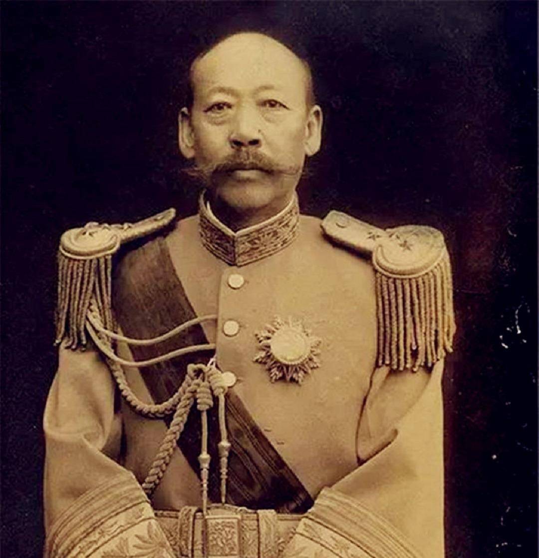 直系军阀首领冯国璋病死,曹锟一下子成为了直系军阀首领,很受曹锟器重