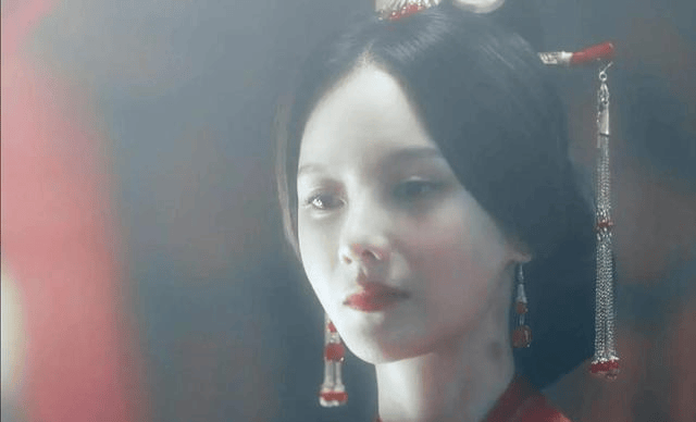 甄洛自小就美丽,中山无极(今河北省定元县)人,父亲甄逸是上蔡县令,生