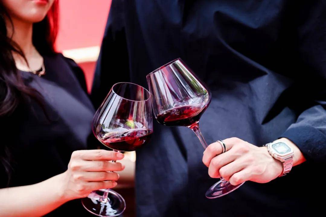 该套餐在抖音"洋河官方旗舰店"获得了众多关注,在节日饮用之外,也是