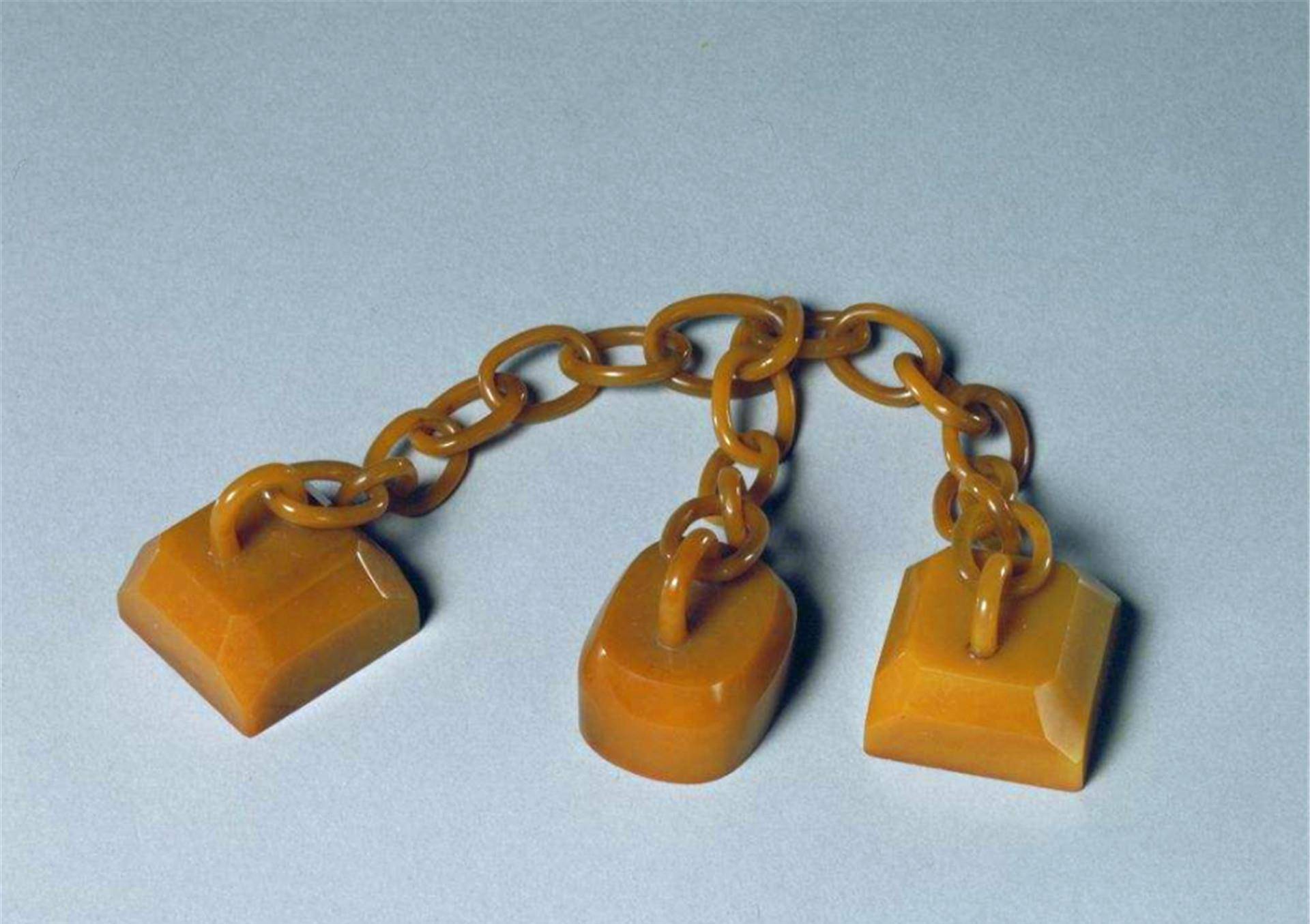 1924年冯玉祥把溥仪赶出紫禁城的时候,他就带着这块"田黄三联玺"