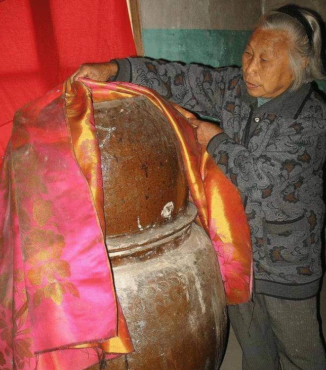 坐缸殡葬习俗在民间也有流传,人们将其称为"缸葬",盖上缸盖之后至少