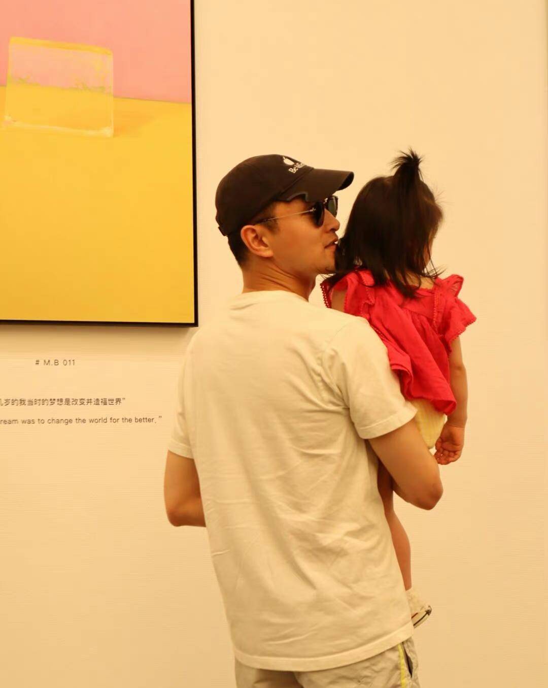 王彦霖陪妻女追星易烊千玺,艾佳妮牵手老公撒娇超甜蜜_女儿_妻子_照片