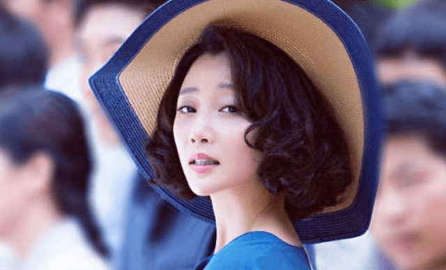 她拥有一双明亮的大眼睛和一张精致的面庞,即使在美女如云的娱乐圈,她