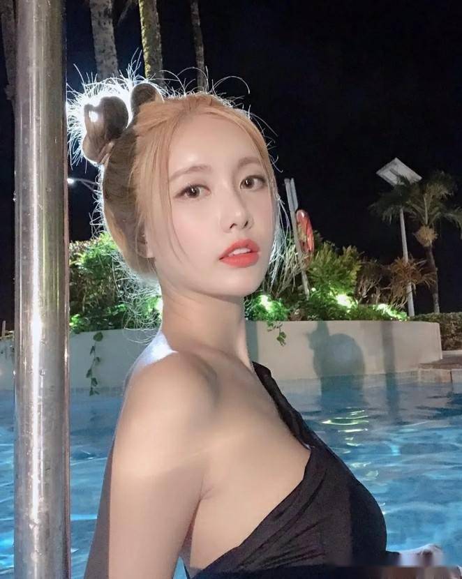 36岁李居丽,人间尤物曼妙有致,魅力四溢的妩媚女神!_身材_外貌_智慧