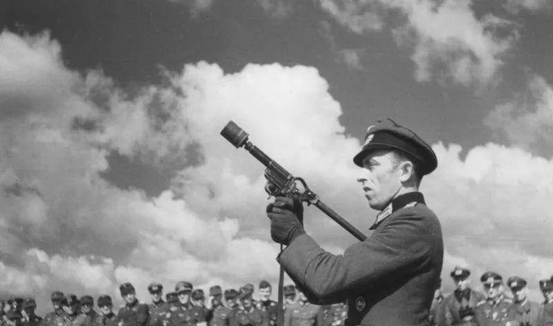 信号枪到底能不能打死人?消灭坦克都不成问题