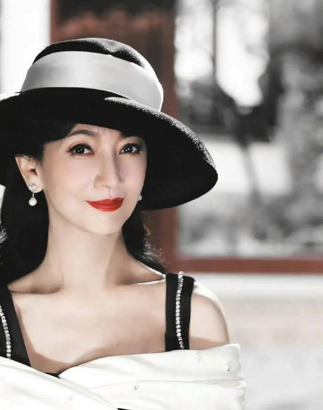 赵雅芝黑白大片展现安心美,令人梦回冯程程