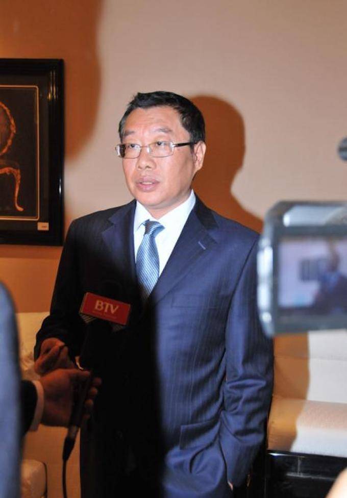 因不满银行柜员嘲讽,张小波一怒之下取走存款,银行行长上门道歉