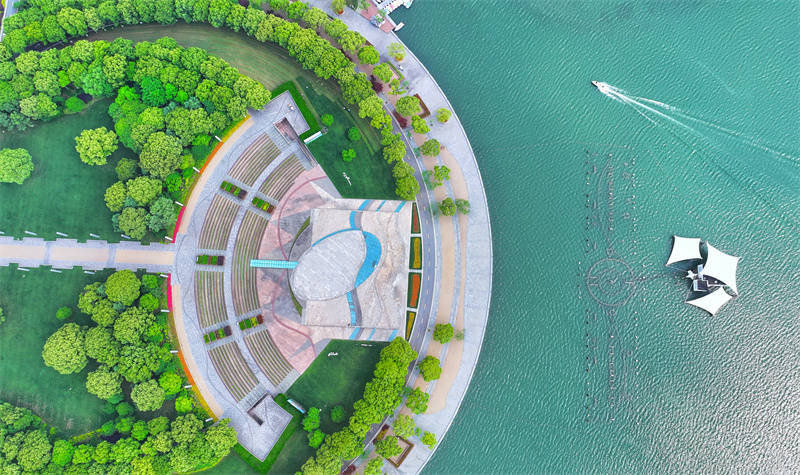 张家港市暨阳湖生态公园芳草萋萋,风景如画,一起领略初夏之美