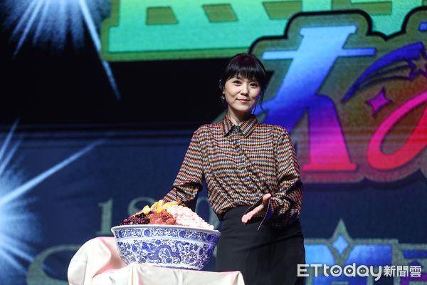 曹雅雯厌食症1个月暴瘦10公斤 突po「裸身泡汤照」单薄身形现形