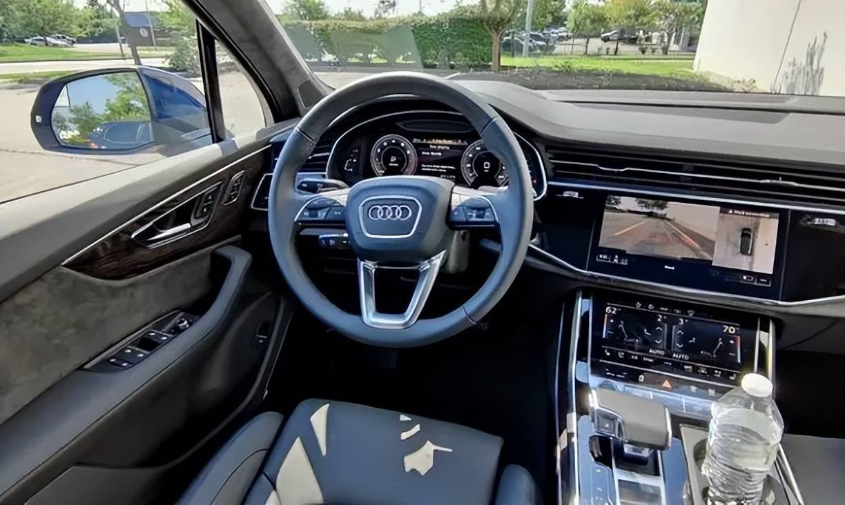 驾驶奥迪q7穿越阿勒泰的广阔天地,首先映入眼帘的是其内饰的精雕细琢