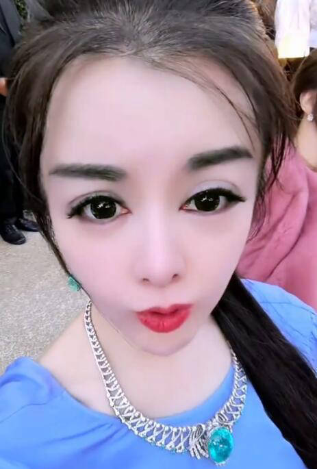 何超琼61岁出席萧邦晚宴 穿皮草戴千万珠宝轻松面对真实年龄