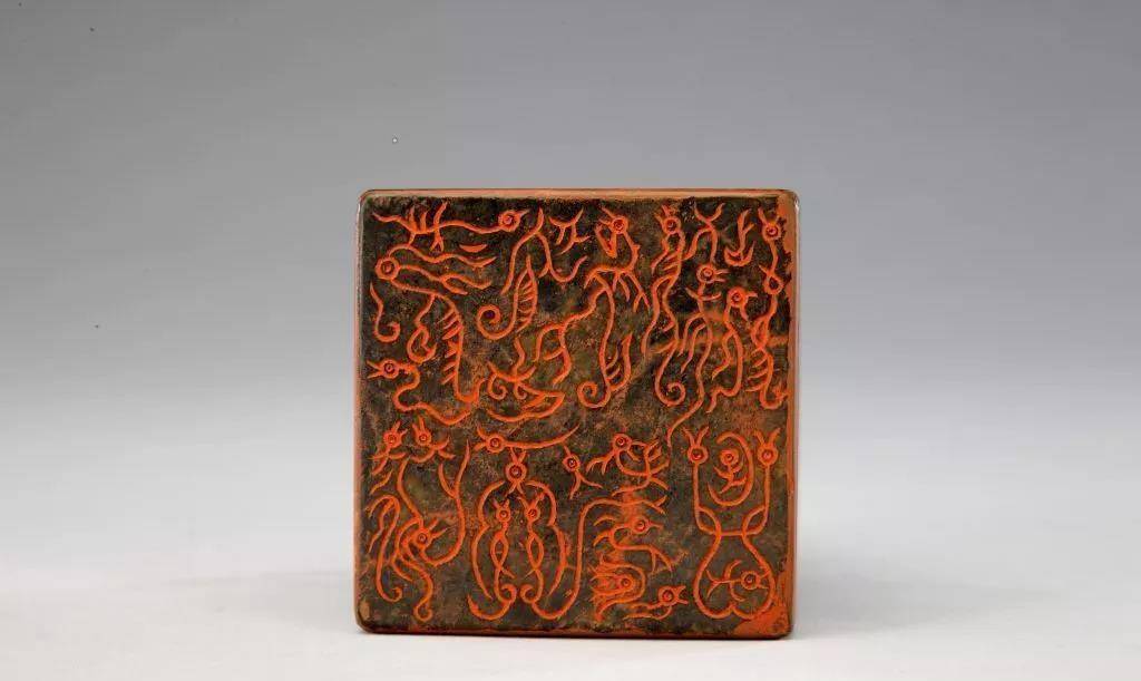 有趣的是在故宫博物院收藏着一方传国玉玺,上面刻的就是鸟虫文,当然