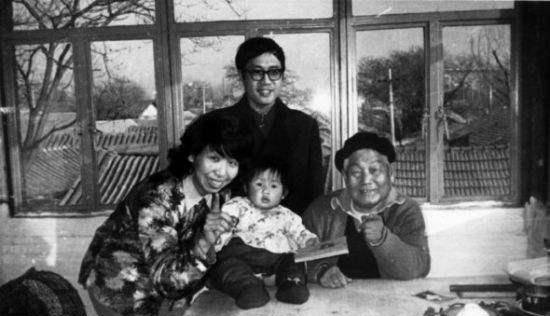 鲍旭东(萧军私生女)一家与萧军合影如果早些年,在和萧红一起生活时