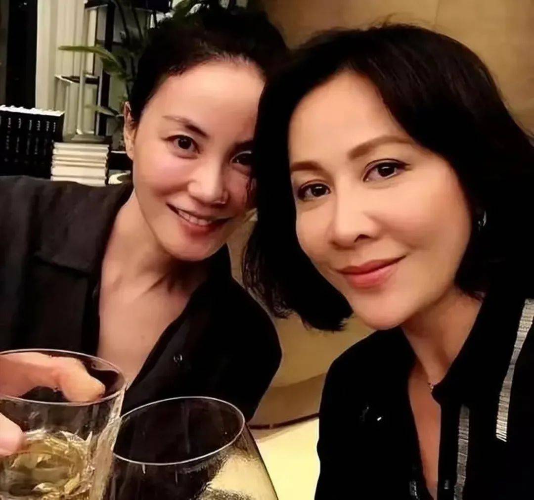 王菲出售香港豪宅,持货12年赚近千万,持多个物业身家至少20亿